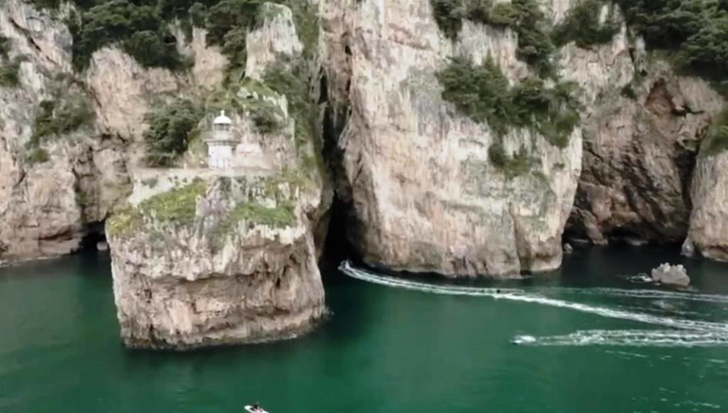 Imagen del vídeo de promoción de Laredo que hace referencia al Faro del Caballo, de Santoña.