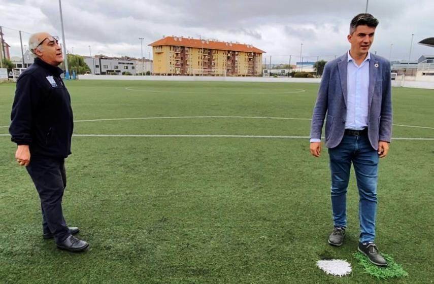 El concejal del PSOE, Daniel Fernández, en el campo de fútbol Vicente Miera.