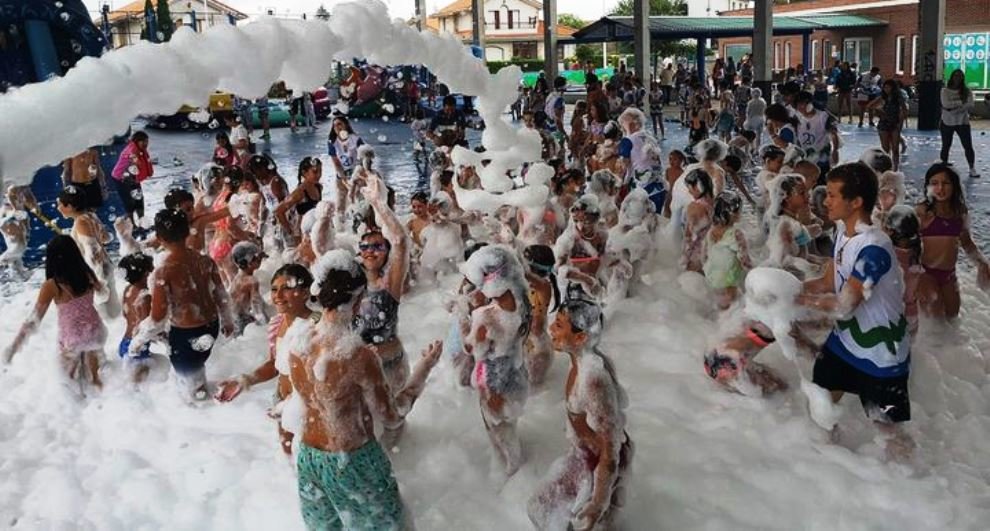 Fiesta de la espuma en Argoños. R.A.