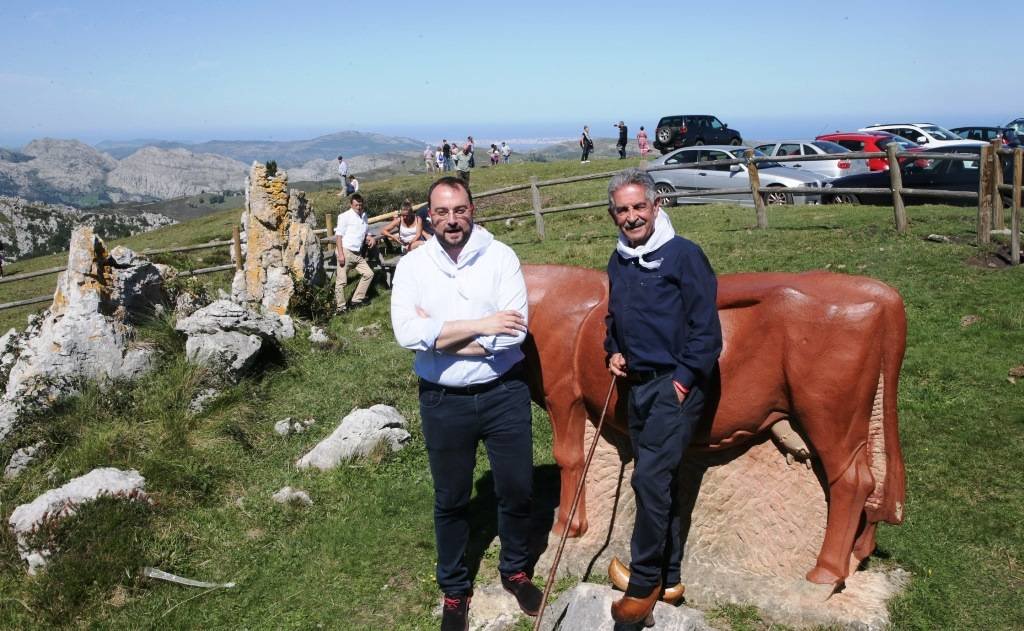 Los presidentes regionales de Cantabria y Asturias en Los Machucos.