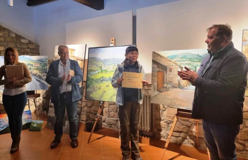 Un momento de la entrega de los premios del Concurso de Pintura Rápida de San Miguel de Aguayo