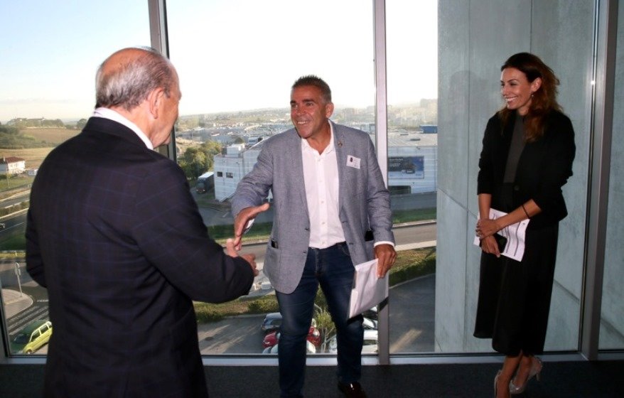 Reunión entre el alcalde de Argoños y el consejero de Turismo.