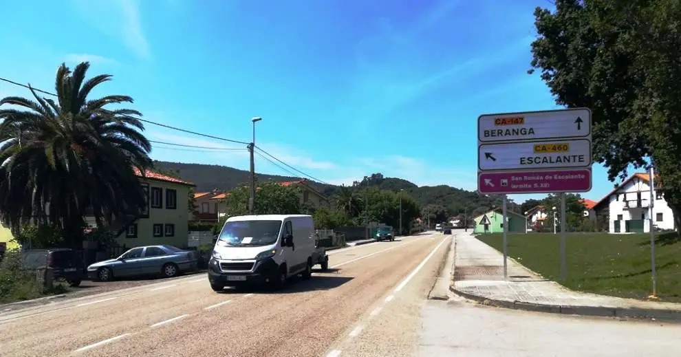 Carretera de Beranga a Castillo, en Arnuero. R.A.