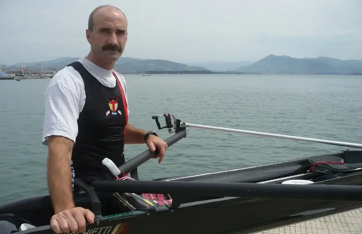 El remero Agustín Garay en Santoña. R.A.