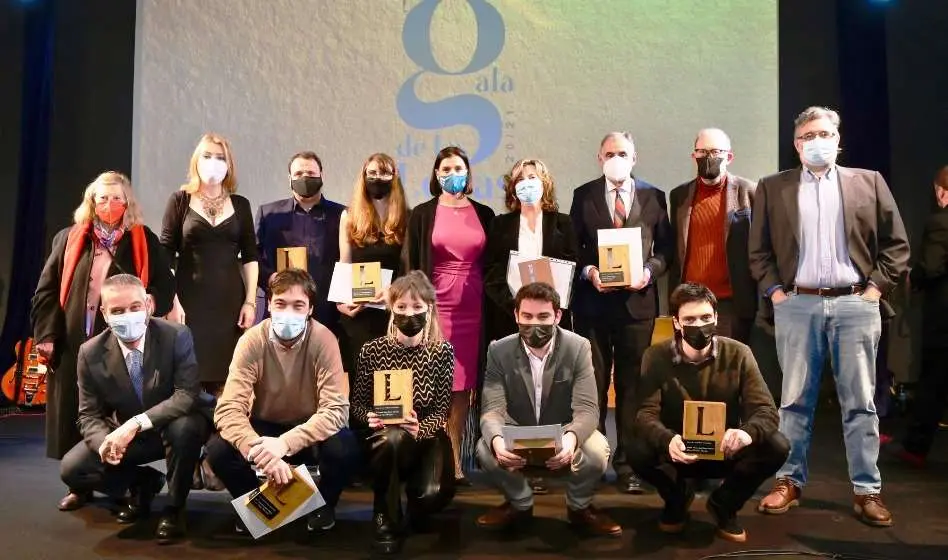 Premiados y autoridades políticas en la Gala de las Letras.