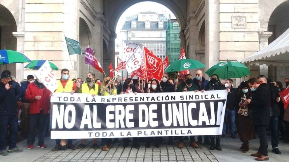 Los trabajadores protestaron en la Plaza de la Porticada, en Santander.