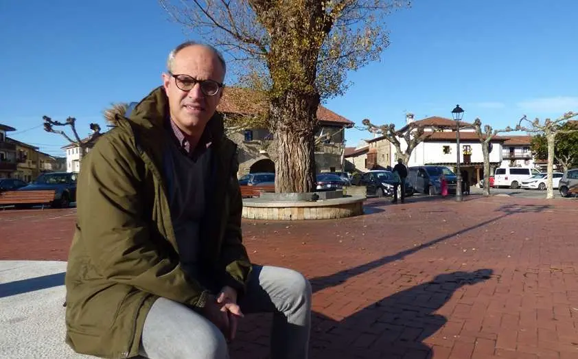 El alcalde de Escalante, Francisco Sarabia, en la Plaza de la Villa. R.A.