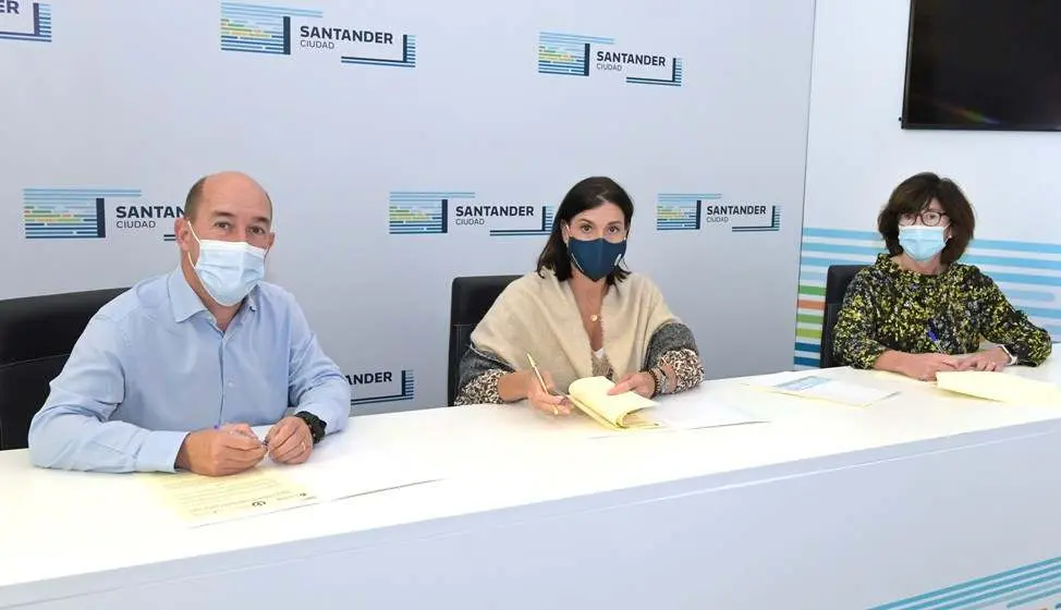 Un momento de la firma de los dos convenios en el Ayuntamiento de Santander.