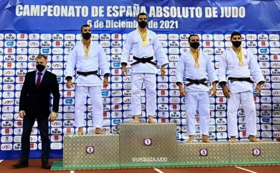 Alfonso Urquiza en el momento de recibir el metal de oro. Facebook Gimnasio Samperio