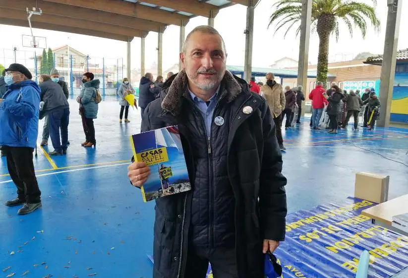 El auto del libro 'Casas de papel' en la presentación en Argoños. Nyka Goicoechea