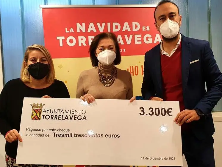 Acto de entrega del cheque en Torrelavega.