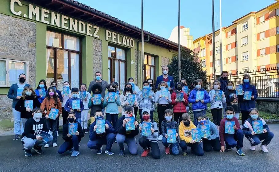 Acto de entrega del comic a los alumnos en Torrelavega.