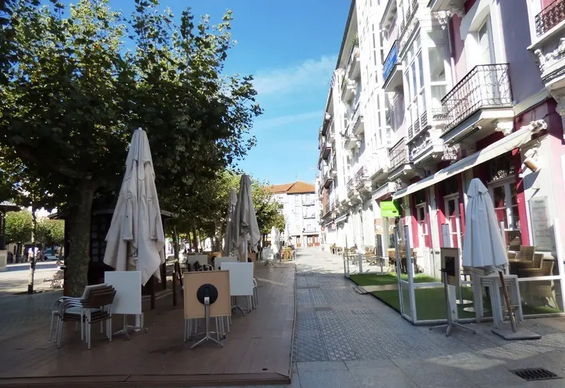 Terrazas plegadas en Santoña durante el cordón sanitario. R.A.