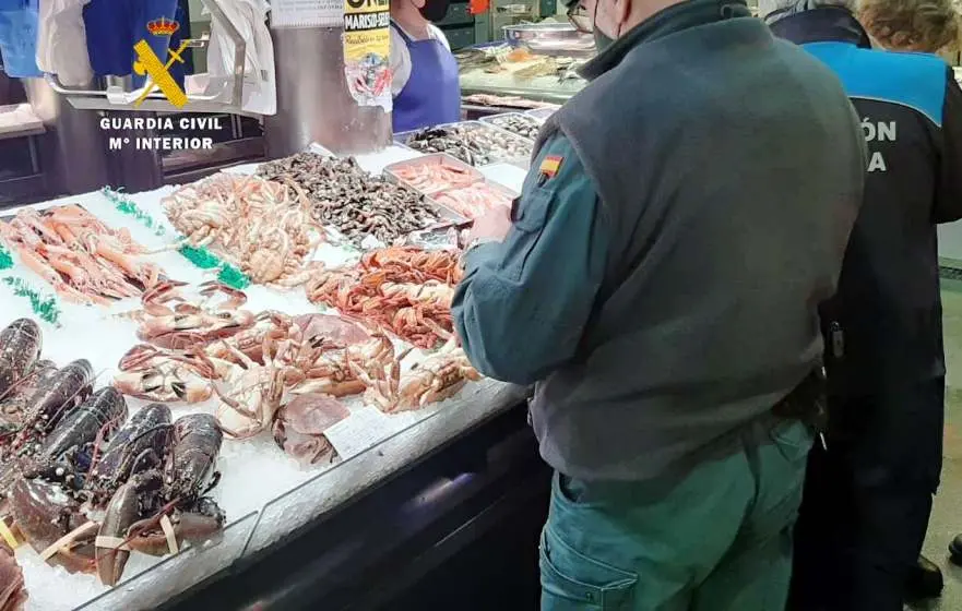 La Guardia Civil inspecciona las pescaderías.