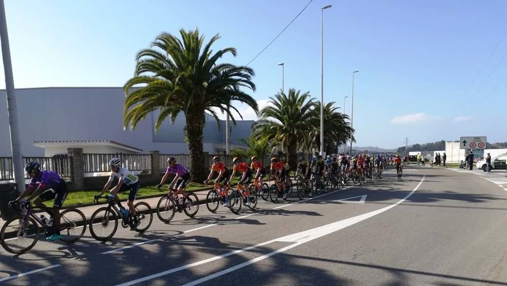 Ciclistas de la Vuelta a España a su llegada a Santoña. R.A.
