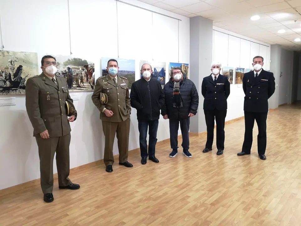 Autoridades políticas y militares en la inauguración de la muestra en Suances.