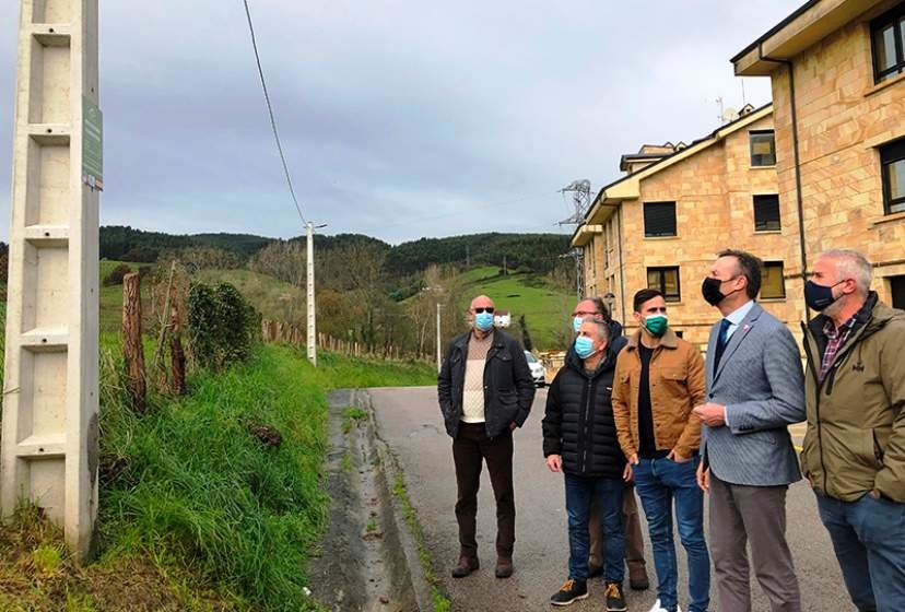 Las autoridades políticas durante su visita al municipio de Hazas de Cesto.