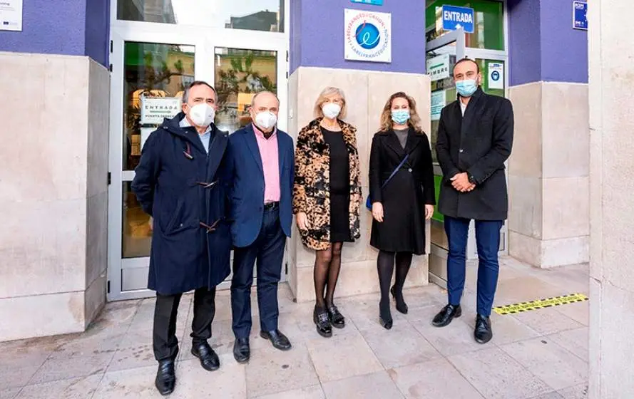 Autoridades en el instituto Marqués de Santillana, en Torrelavega.