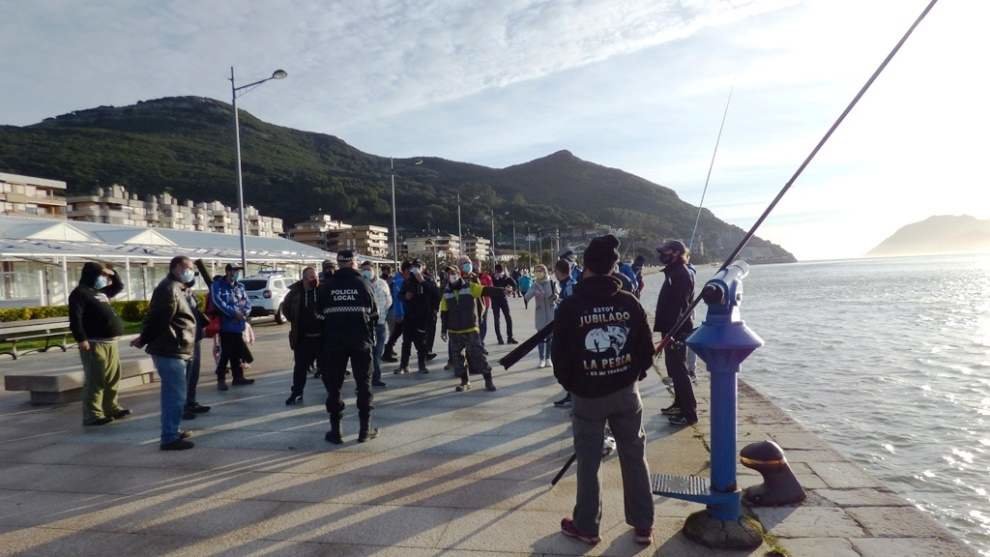 Agentes de la Policía Local de Santoña durante una protesta de los pescadores deportivos. R.A
