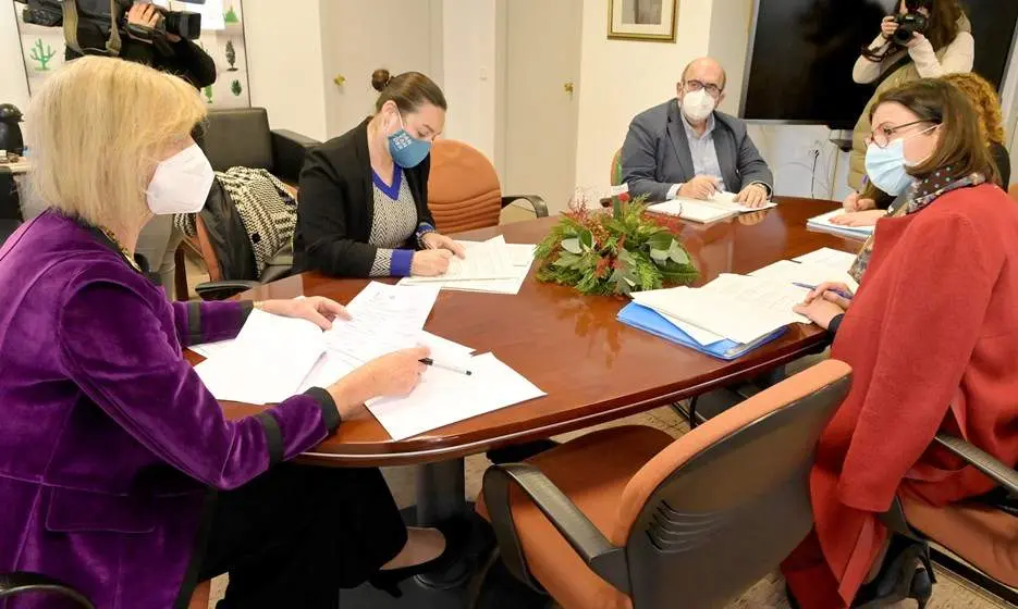 reunión de la consejera de Educación, Marina Pombó, con la alcaldesa de Santander, Gema Igual.