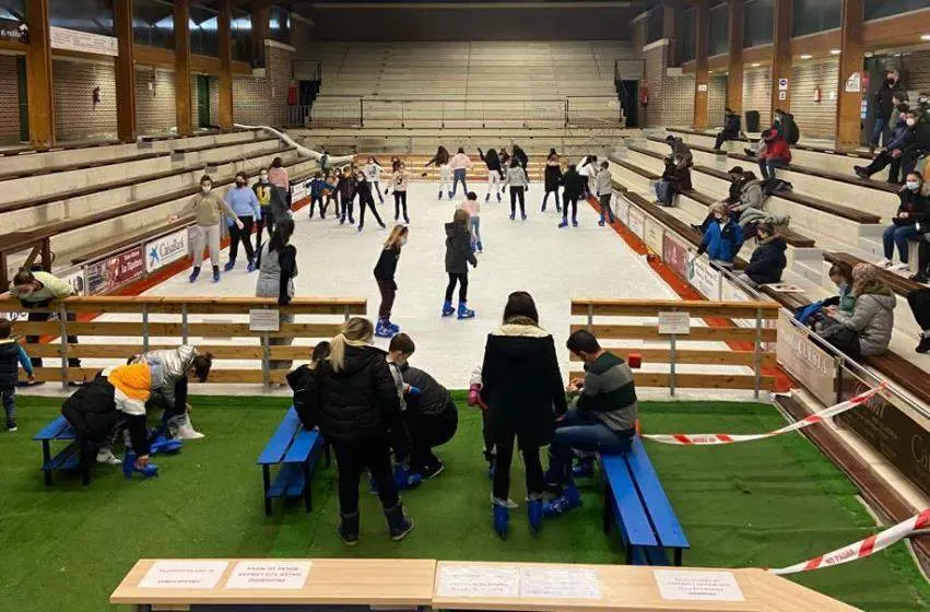 Pista de hielo de Noja en la bolera cubierta municipal.