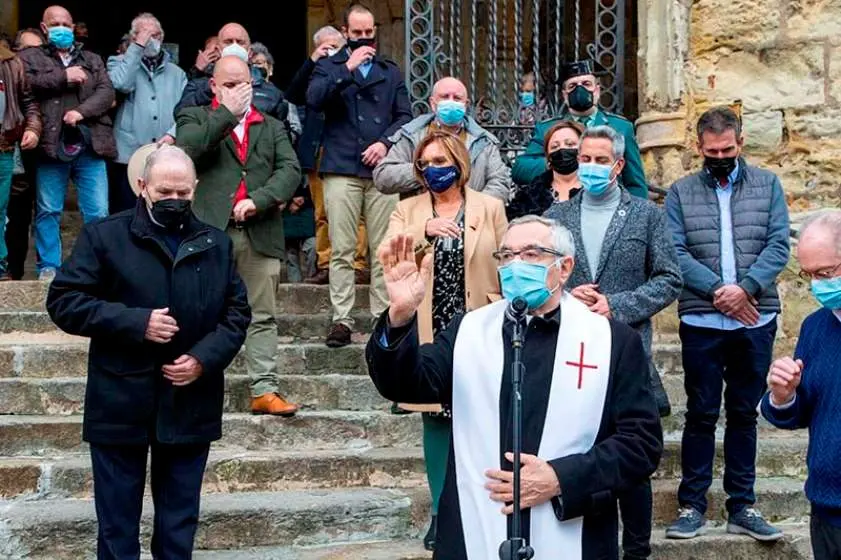 Un momento de la inauguración de la reforma de la cubierta de la iglesia de Laredo