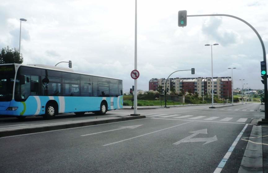 Autobús realizando su trayecto en Santander. R.A.