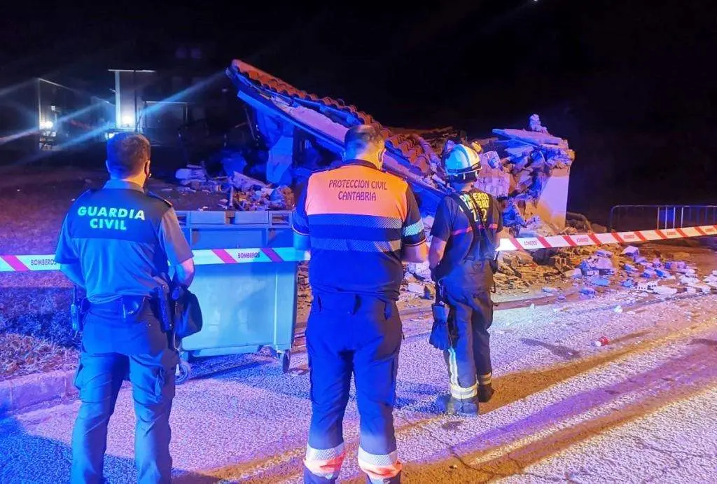 Derrumbe del edificio del Ferial de madrugada en Santa María de Cayón.