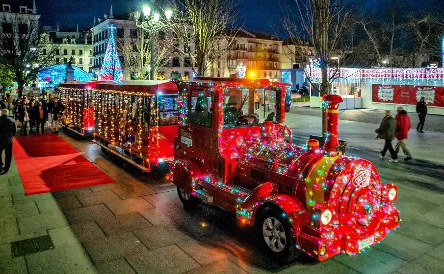 Tren de Navidad nocturno en Santander.