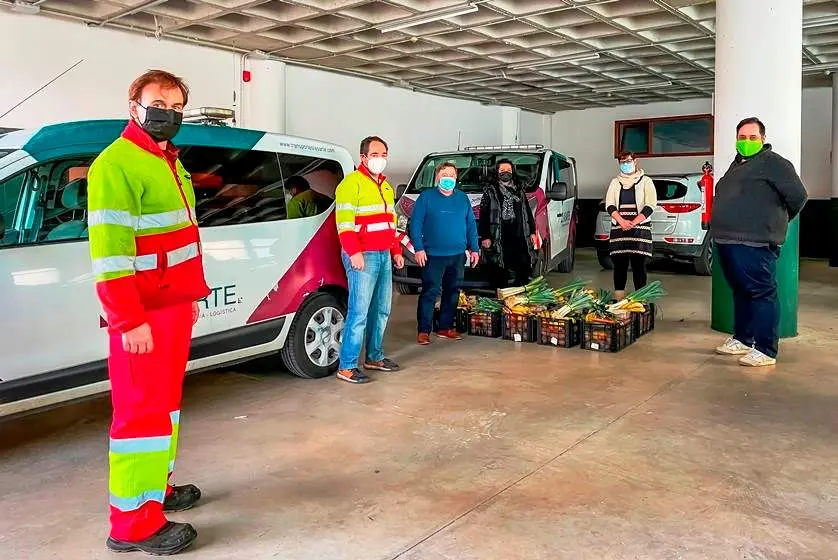 Un momento del reparto de los alimentos en Polanco.