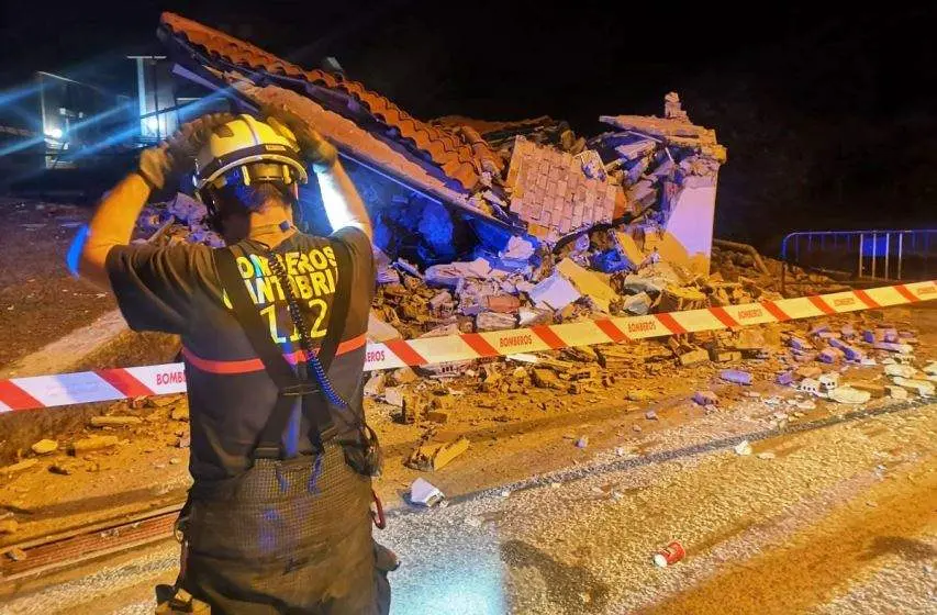 El edificio del Ferían, en la localidad de Sarón, en Santa María de Cayón, tras el desplome.