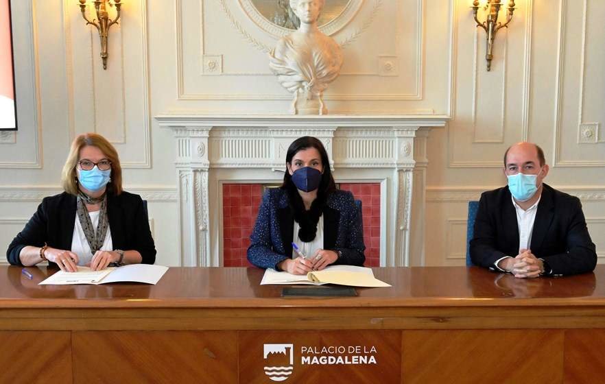 Firma del convenio entre el Ayuntamiento de Santander y AMICA.