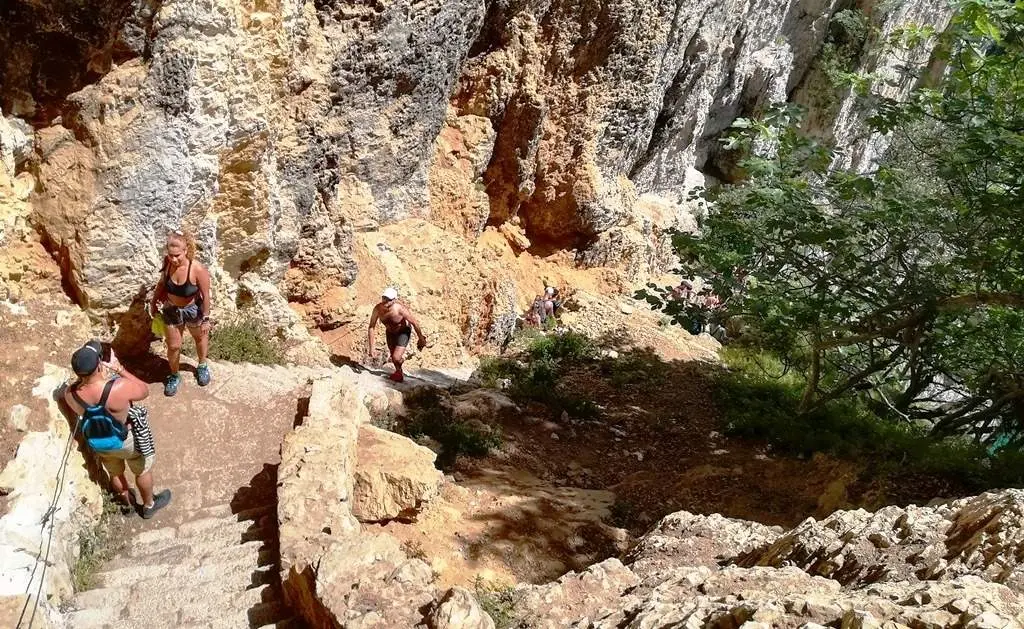 Escaleras de acceso al Faro del Caballo en Santoña. R.A.