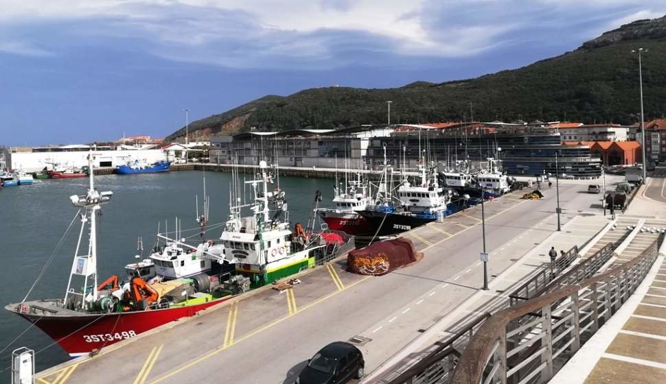 Cofradía de pescadores en el puerto de Santoña. R.A.