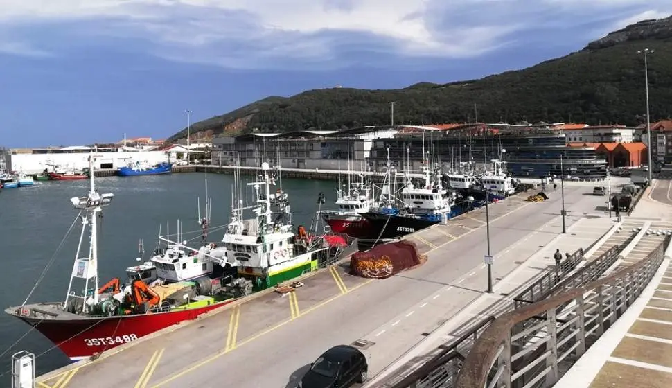 Cofradía de pescadores en el puerto de Santoña. R.A.