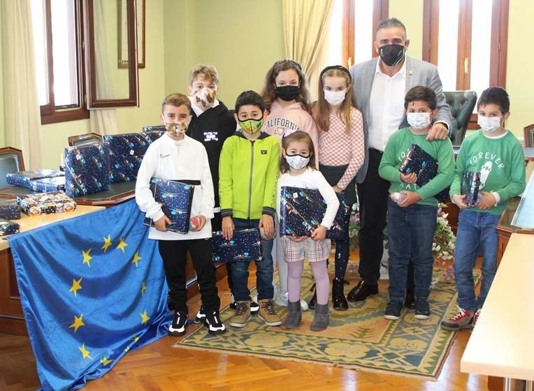 El alcalde de Argoños entregó a los niños los premios de los Concursos y Torneos de Navidad.