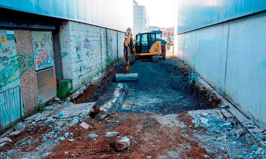 Obras de las aceras en el polígono de Cros, en Camargo.