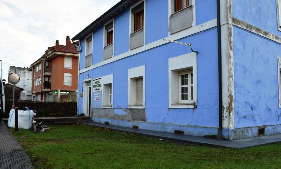 La antigua escuela de Parbayón, conocida como la Casa Azul, en Piélagos.