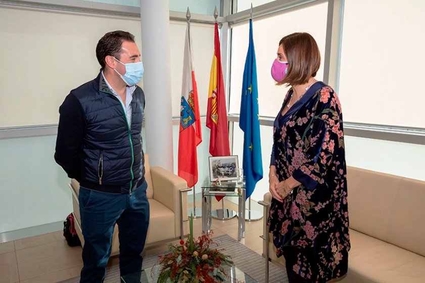 La consejera de Presidencia, Interior, Justicia y Acción Exterior, Paula Fernández Viaña, se reúne con el alcalde de Santiurde de Reinosa, Borja Ramos.
