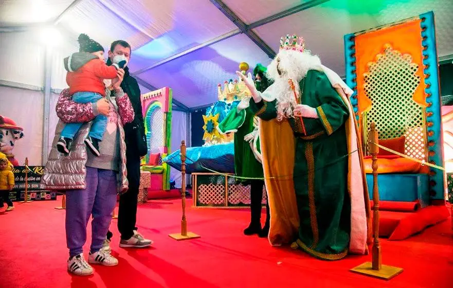 Sus Majestades de Oriente saludan a los niños en Camargo.