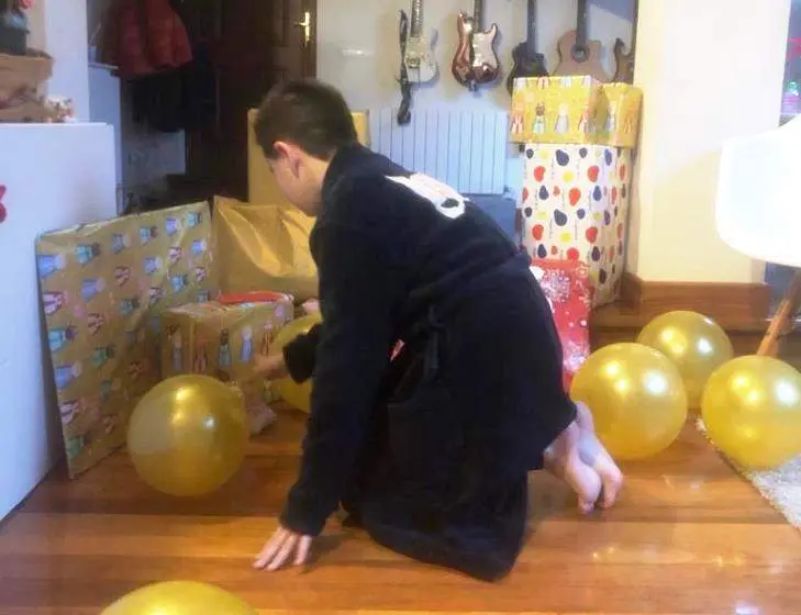 Entre globos también aparecieron los regalos.