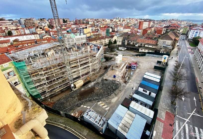 Vista de las obras de las 66 viviendas de promoción oficial en la calle Alta, en Santander.