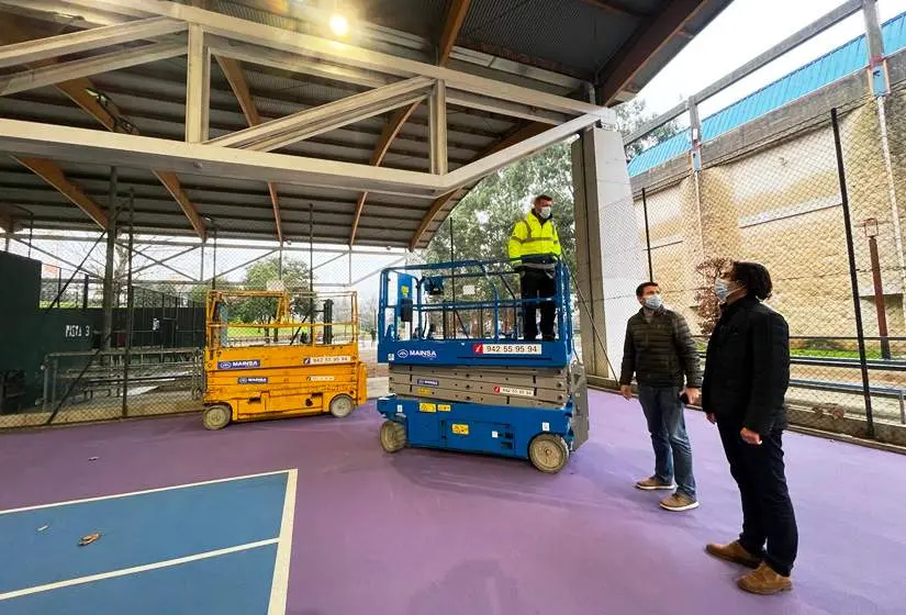 Un momento de la colocación del alumbrado led en las instalaciones deportiva de Astillero.