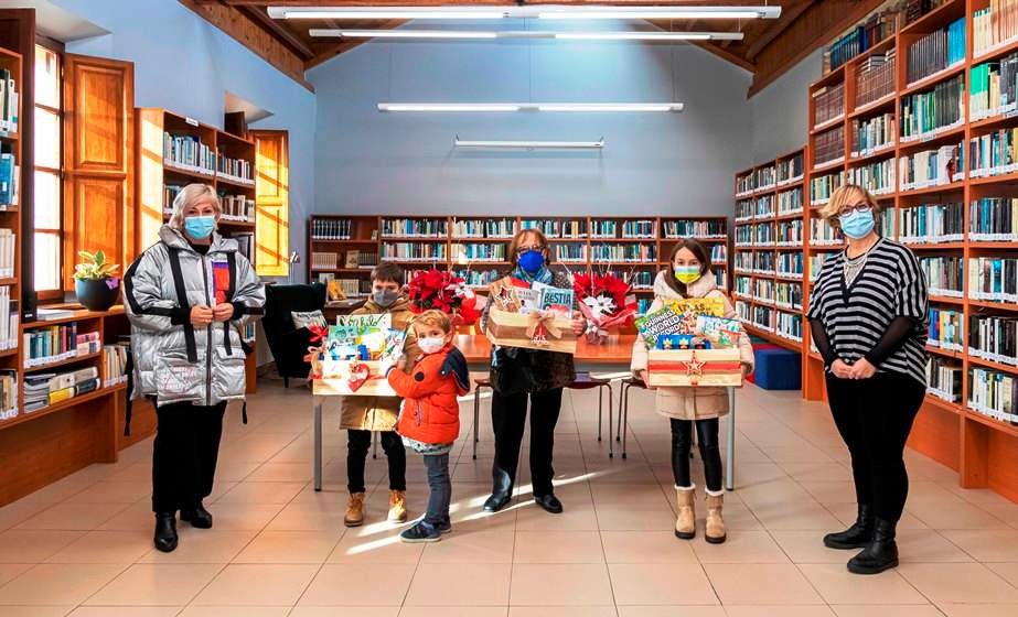 Los premiados recibieron la cesta e libros en la biblioteca de Polanco.