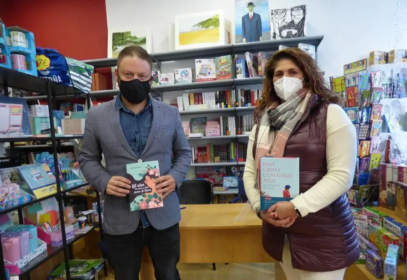 Los dos escritores cántabros en la librería ancora, en Santoña. R.A.