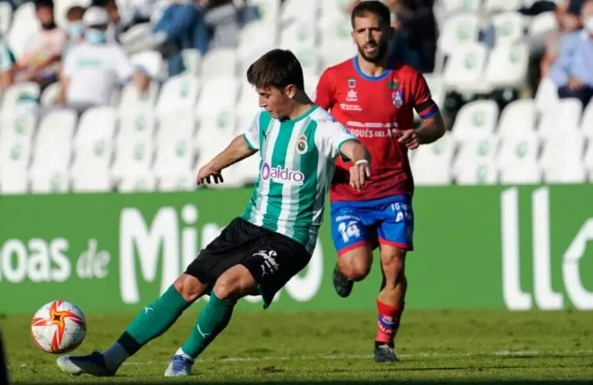 El jugador del Racing de Santander,Pablo Torre, en los Campos de Sport.