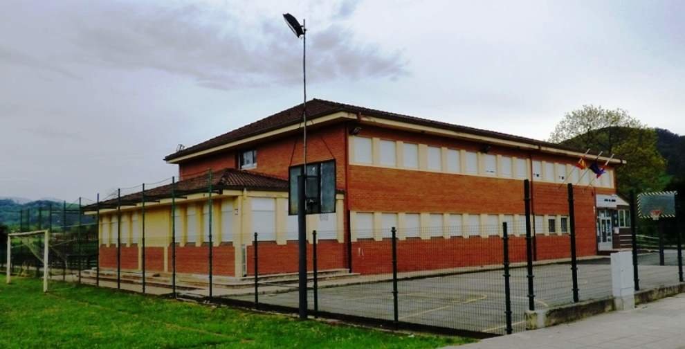 Colegio público en Hazas de Cesto. R.A.