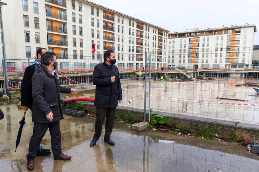 El consejero de Obras Públicas, José Luis Gochicoa, visita el aparcamiento de Nueva Montaña.