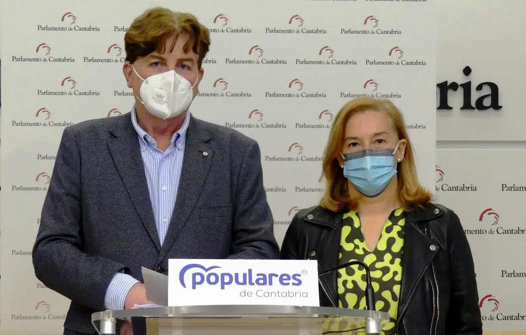 La secretaria autonómica del PP, María, y el diputado regional , Pedro Gómez