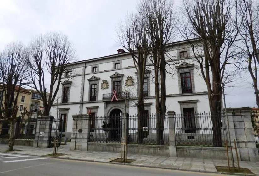 Vista exterior de la Casa Consistorial de Santoña. R.A.